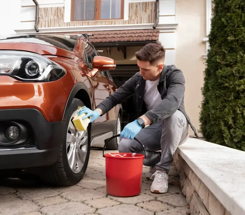 Lavage auto à domicile Le Ribay : professionnel intervenant sur un véhicule
